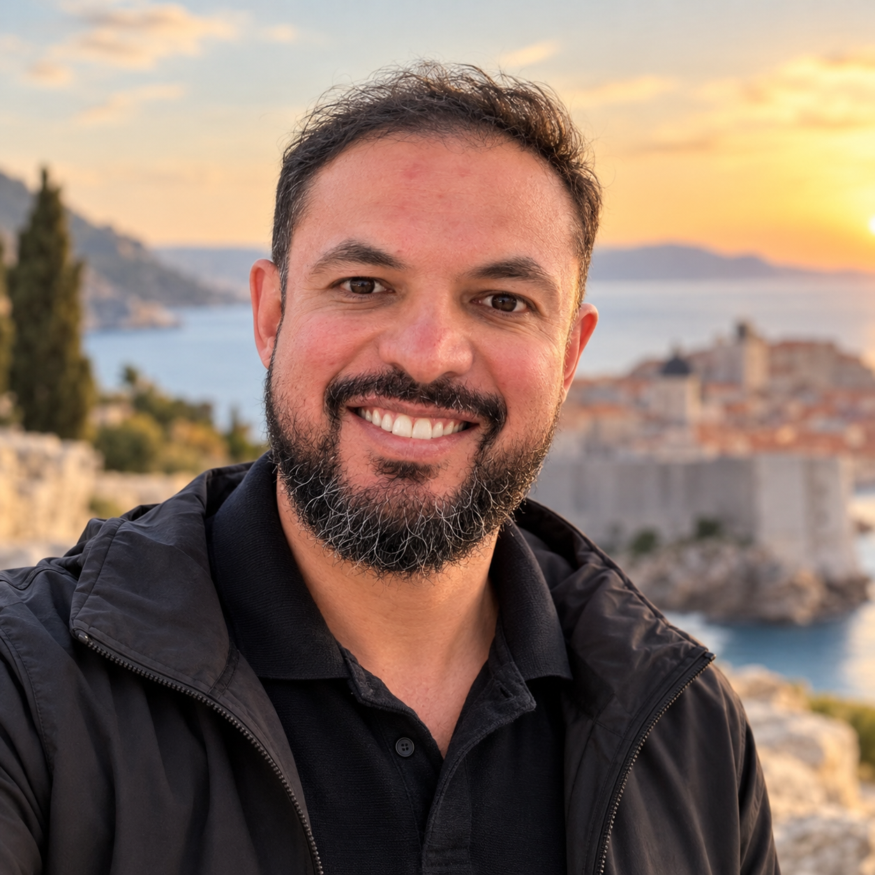 Fernando Souza ao pôr do sol na costa